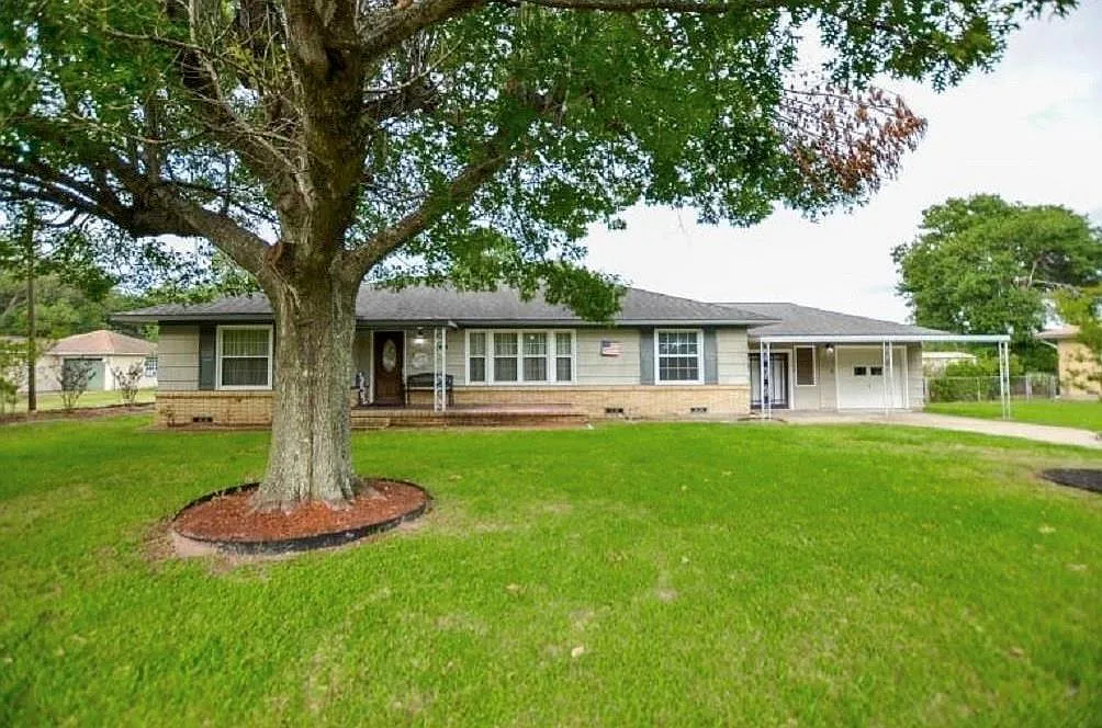 3 bed, 1.0 bath, 1538 sqft, $1,850 — Photo 1