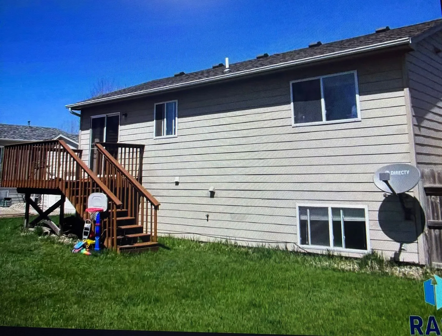 4 Bedroom 2 Bathroom 2Stall Attached Garage FencedIn Yard — Photo 3