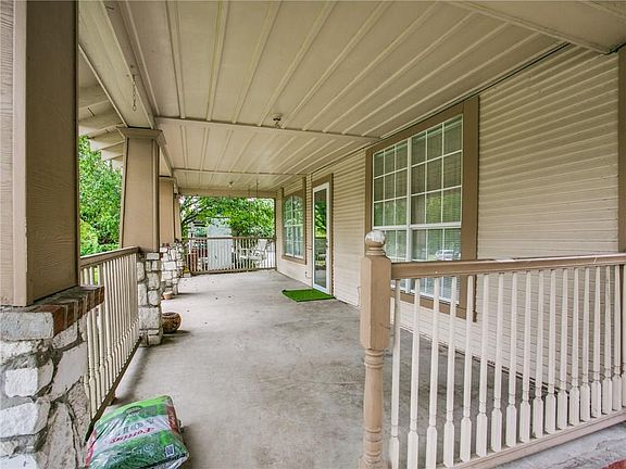 3rd image of 5843 Richmond Ave