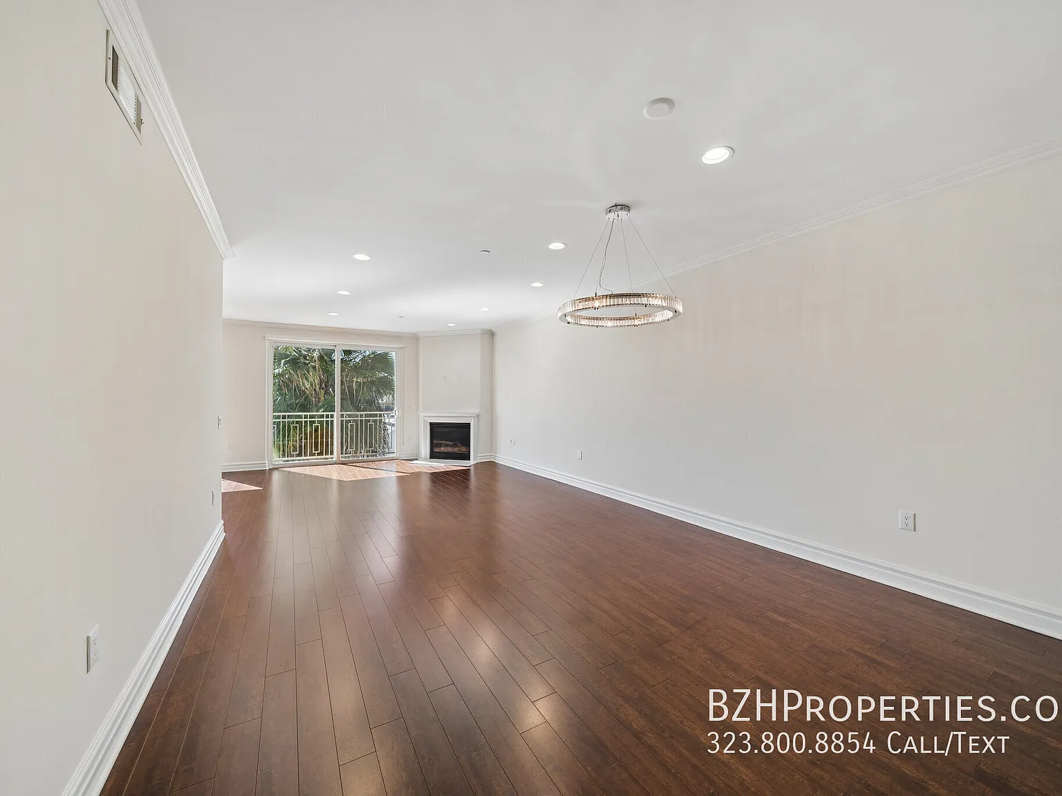 Top Floor 2 Bed + Den with Central A/C, In-Unit Laundry & 2 Parking Spaces — Photo 3