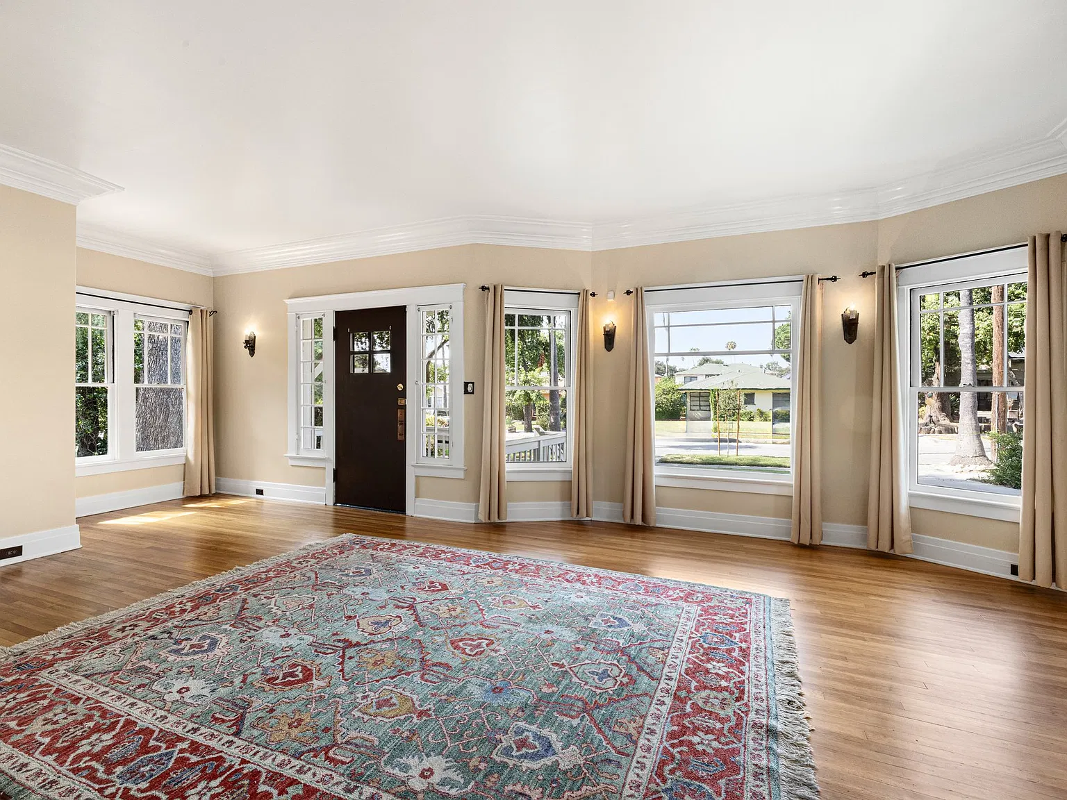 606 N Holliston Ave — Photo 3