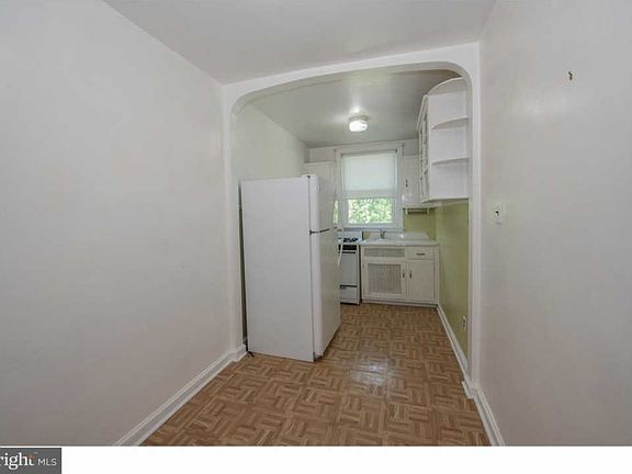 5th image of 2401 Cedar Ln