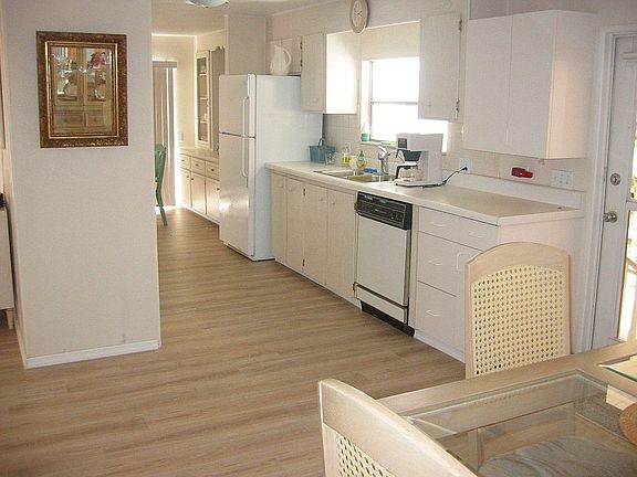 5th image of 401 Captiva St