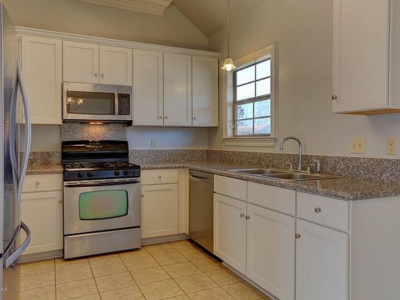 5th image of 213 Oak Hill Ln