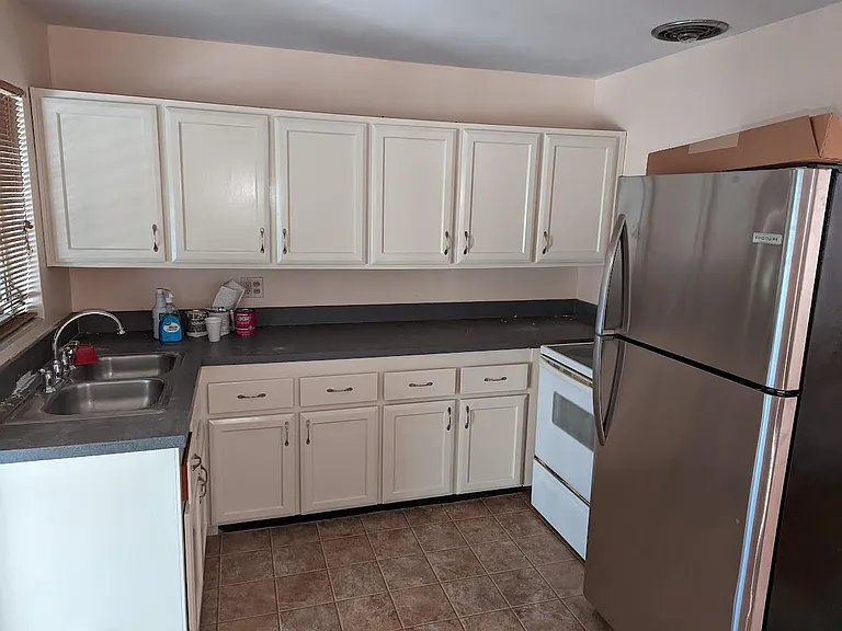 69 Sylvania Pl — Photo 2