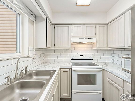 2nd image of 1523 Peacock Pl