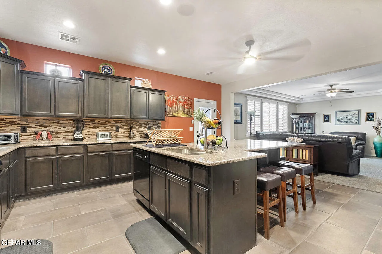 5 bed, 2.5 bath, 3051 sqft, $3,000 — Photo 3