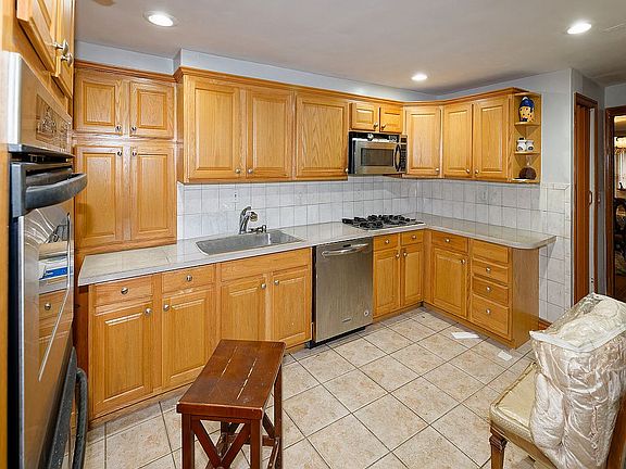 5th image of 323 Jefferson Ave #1