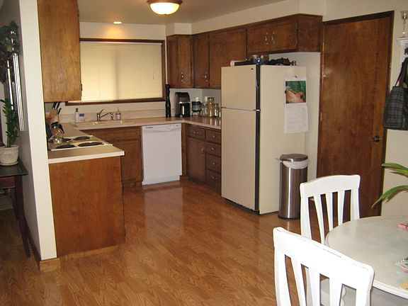 1346 Debrick kitchen