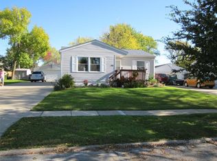 145 Cherry Hill Rd NW, Cedar Rapids, IA 52405