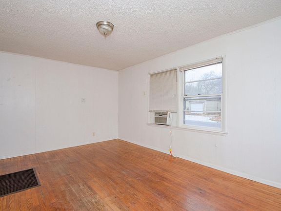 5th image of 1248 N Yale Ave