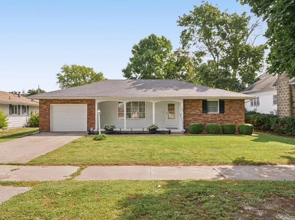 105 S Howard St, Newman, IL 61942
