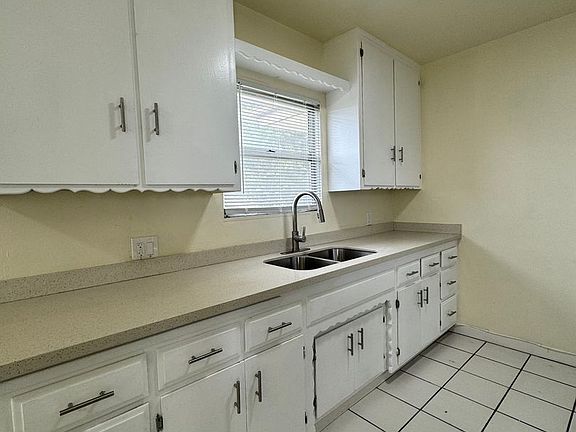 5th image of 917 Centinela Ave APT 4