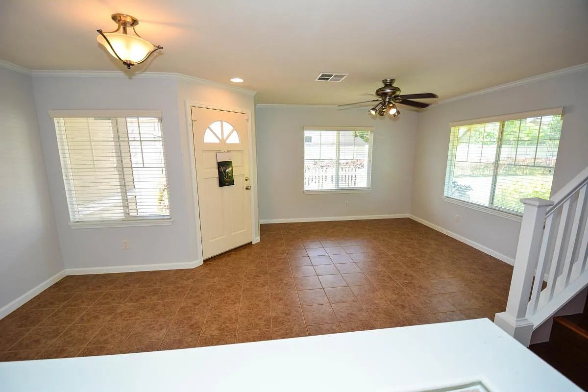 3 bed, 2.5 bath, 1183 sqft, $3,700 — Photo 2