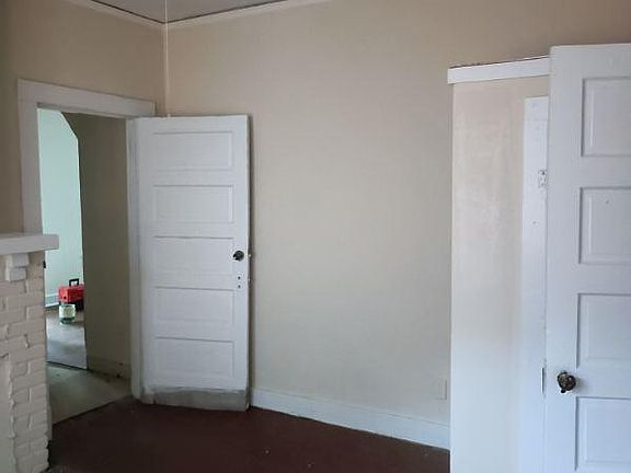3rd image of 260 E Richmond Ave