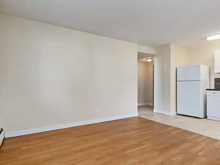 510 Robert St E — Photo 18