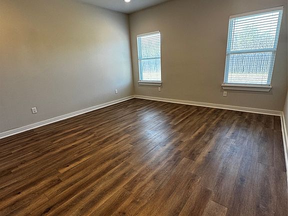 3rd image of 3828 Skylane Ave