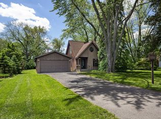 1010 N Meadow Ln, Mount Prospect, IL 60056