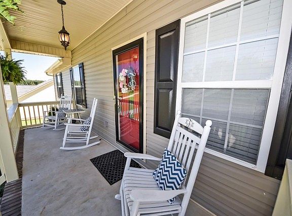 3rd image of 318 Farmway Dr SE