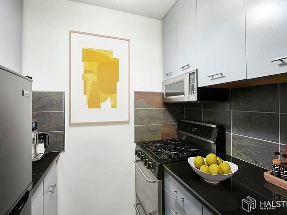 3rd image of 212 E 77th St APT 3C