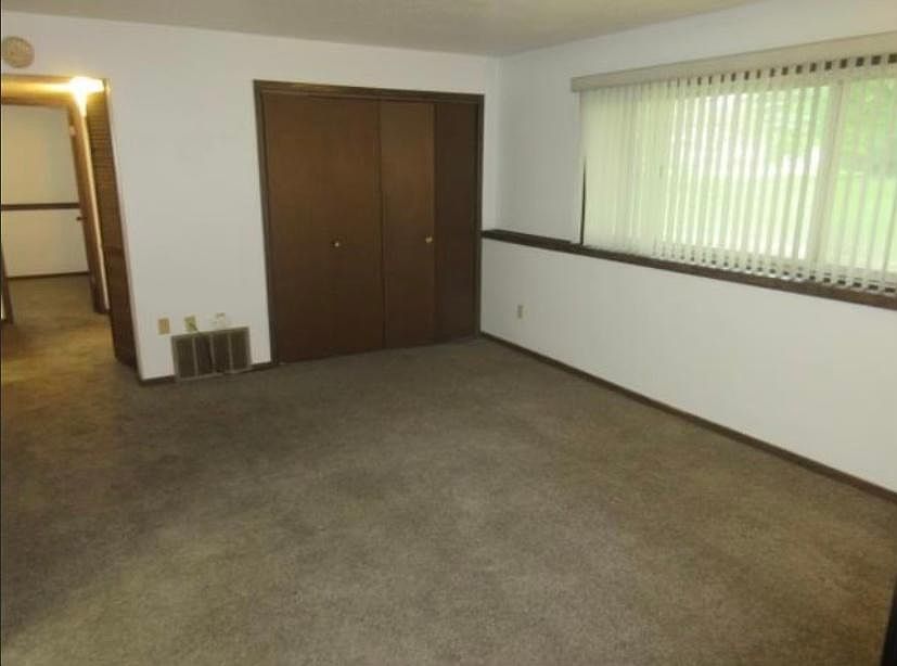 1st image of 906 Cedar River Dr APT 4
