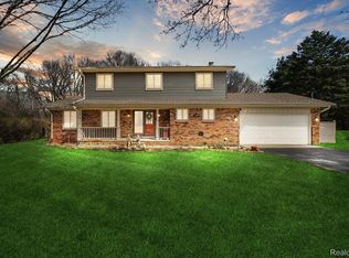 5283 Greenfield Rd, Brighton, MI 48114