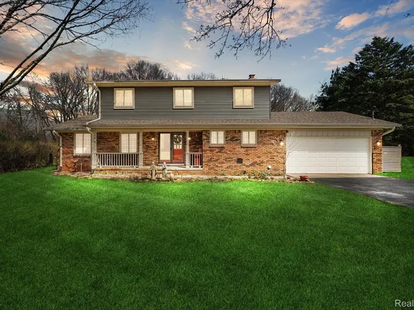 5283 Greenfield Rd, Brighton, MI 48114