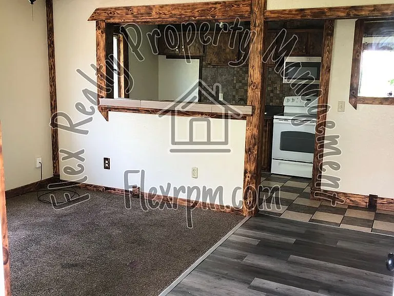 1112 Bronson Ave — Photo 1