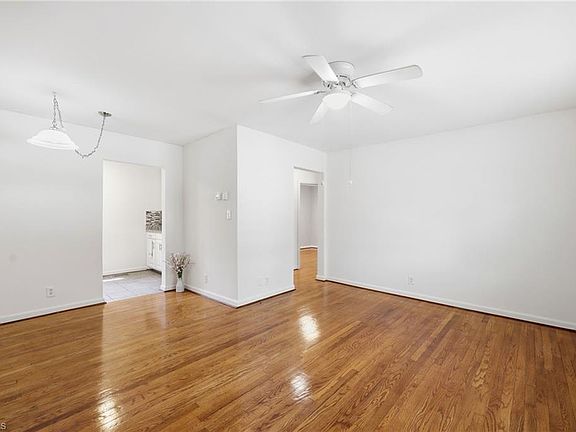 5th image of 1300 Warwick Dr Unit 2C