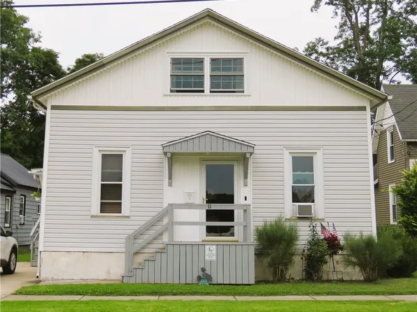 11 Lincoln Ave, Silver Creek, NY 14136