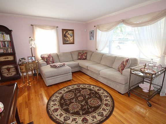 4th image of 15 Ravenhurst Ave