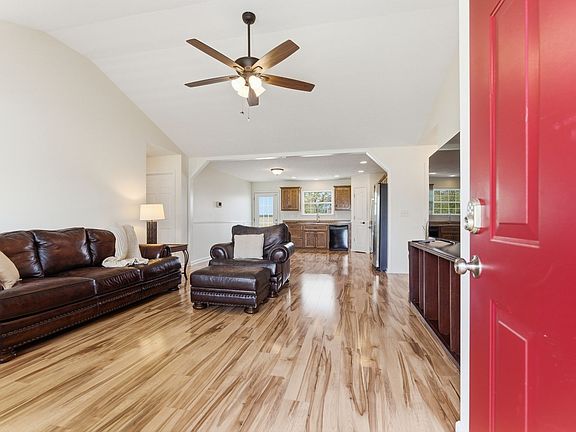 2nd image of 1824 Elizabeth Ln