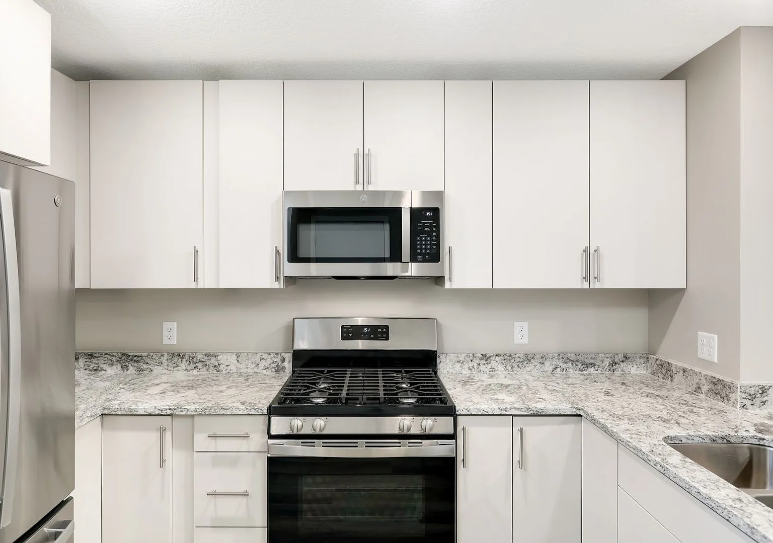 like new, 3bd 3ba townhome available 9.01 — Photo 3