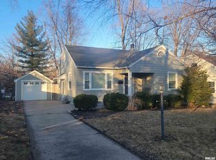 221 W Barrington Rd, Peoria, IL 61614