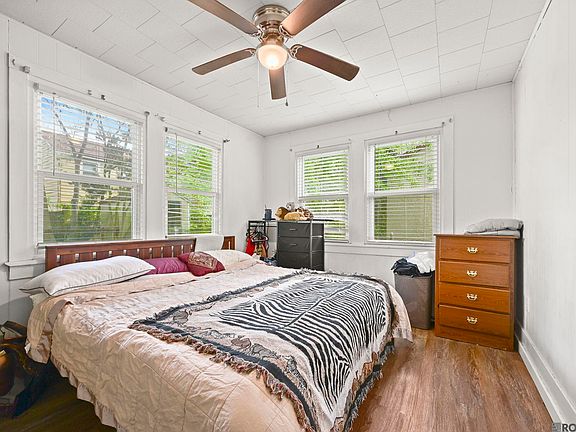 5th image of 836 Violet St