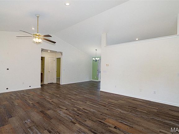 3rd image of 573 Maplewood Dr
