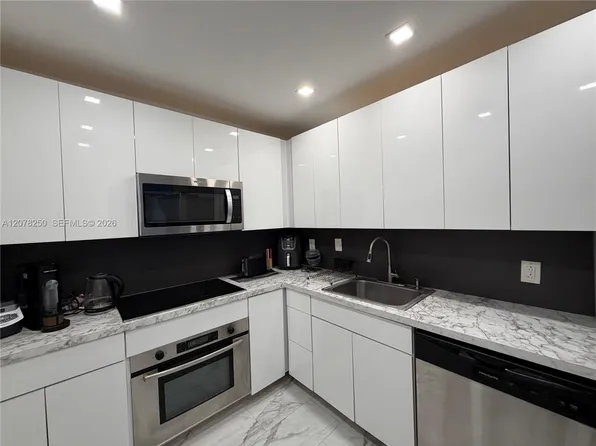 400 Kings Point Dr, Sunny Isles Beach, FL