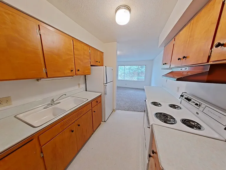 555 W 8th Ave — Photo 3