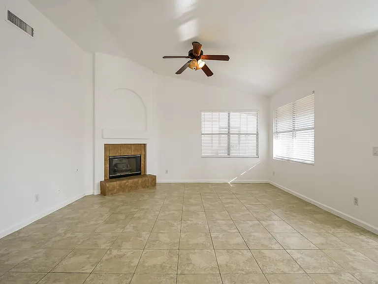 9528 W Clara Ln — Photo 4