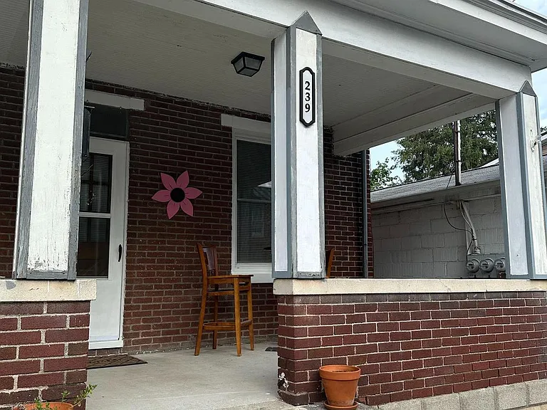 239 N Stratton St — Photo 2