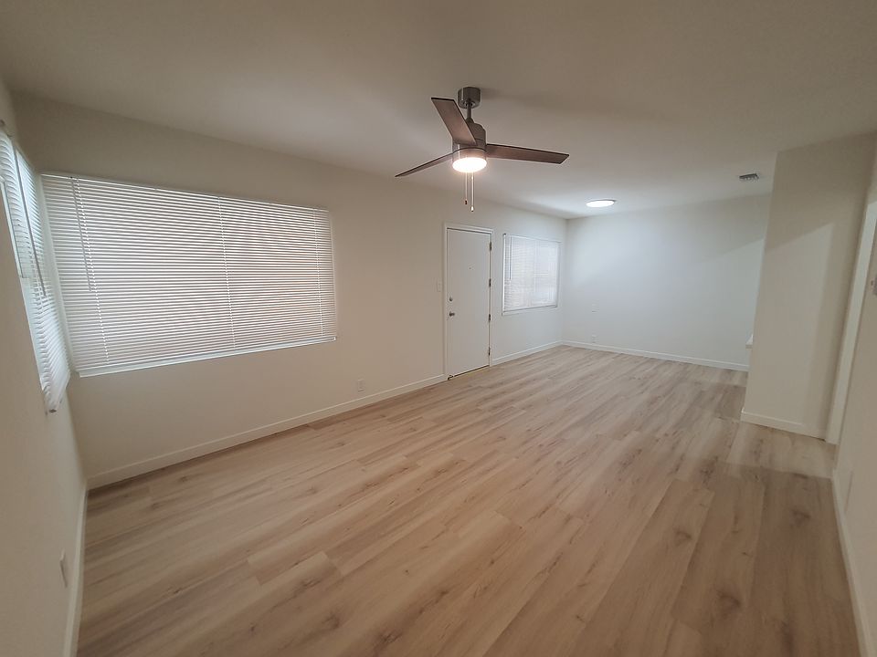 Living room/dining area