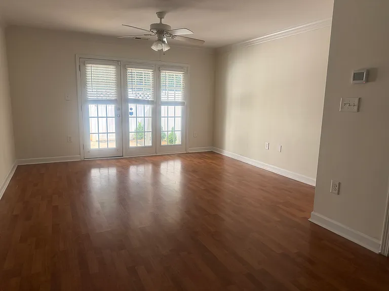 1215 Green Oaks Ln #H — Photo 8