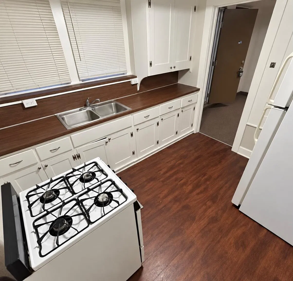 2 bed, 1.0 bath, 1100 sqft, $990 — Photo 2