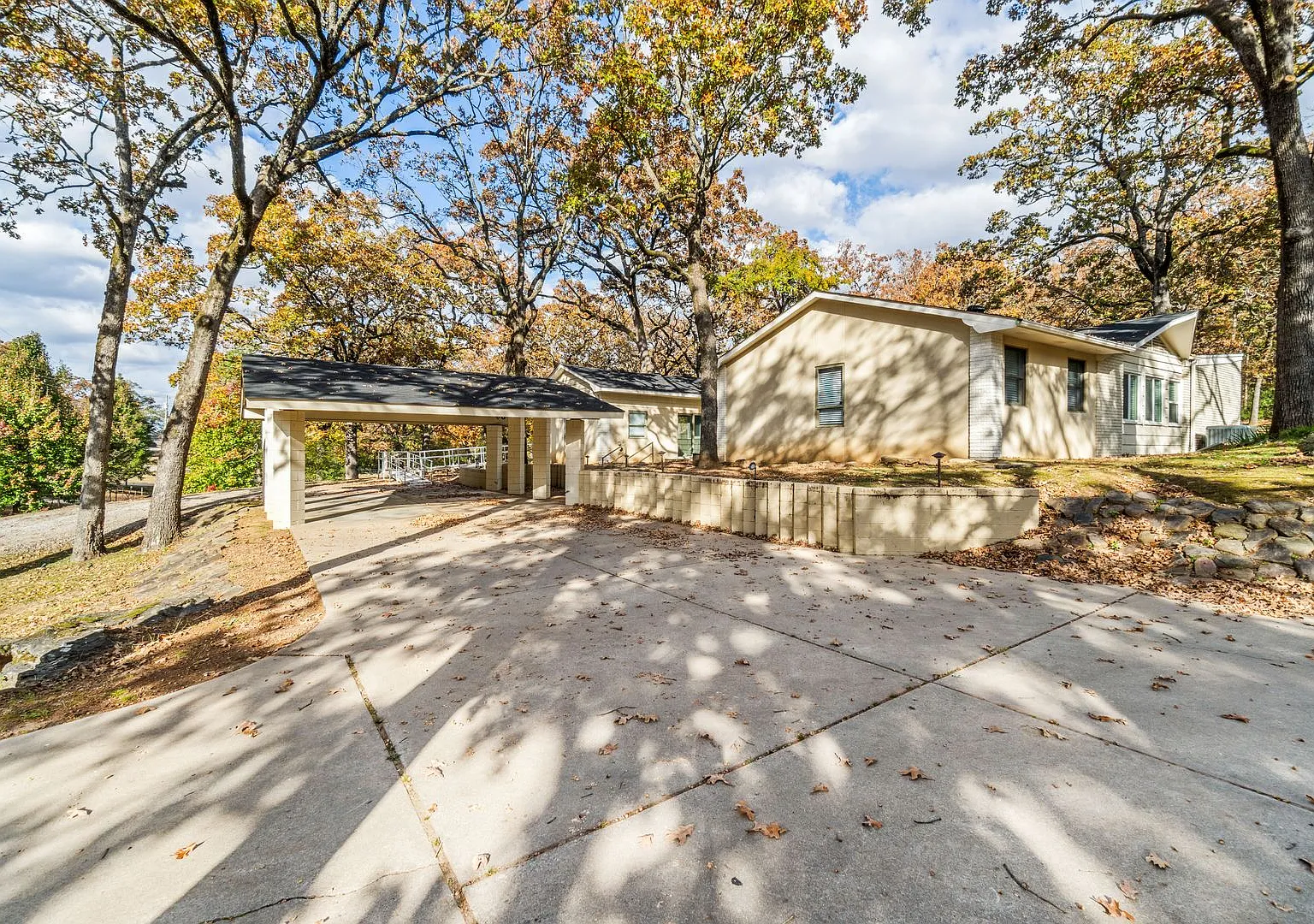 * Move-In Special * Gorgeous 5 bedroom, 2.5 bath House on a .88 Acre Lot in Fort Smith! — Photo 3