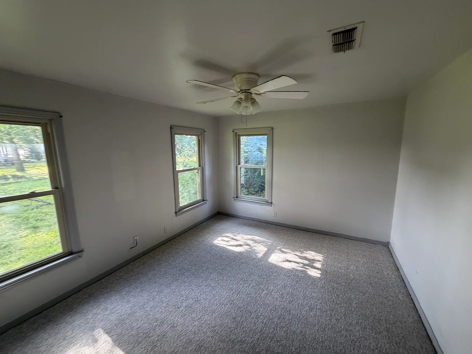 120 N Avenue C — Photo 4