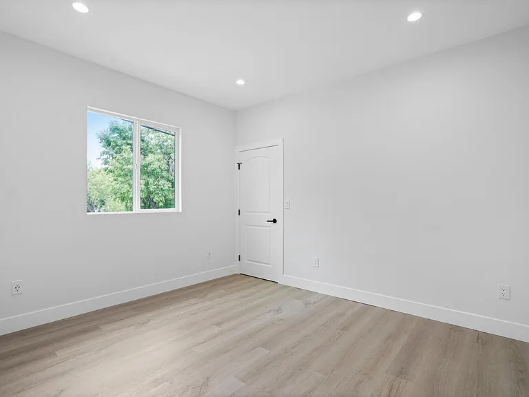 10900 Baird Ave — Photo 12