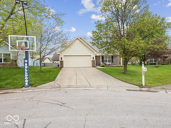 3rd image of 936 Eagle Brook Cir
