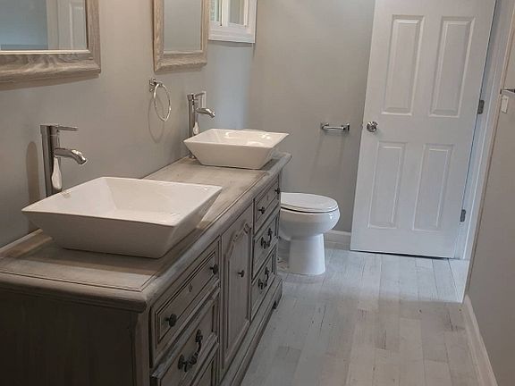 4th image of 430 E Lakeshore Dr