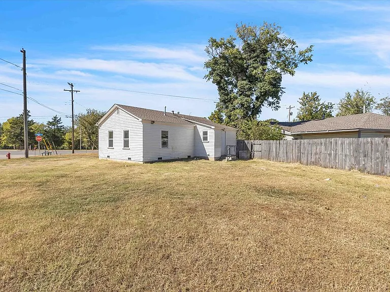 2000 N Douglas Blvd — Photo 32