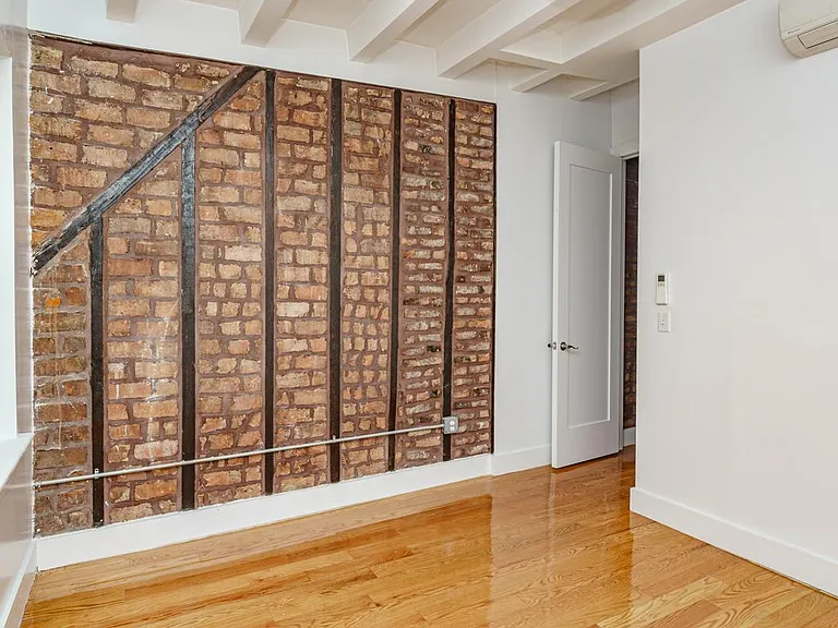 33 Montrose Ave #2L — Photo 8